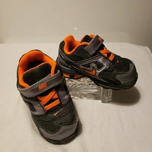 NIKE Reax Run DominateUnisex Kids 6 C